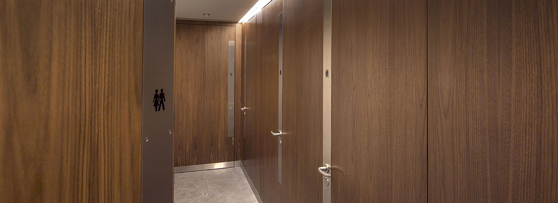 Shadbolt_8_St_James_Square_veneered_toilet_doors